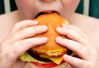 Las respuestas cerebrales de los niños ante los alimentos varía dependiendo su peso. Foto: Getty Images