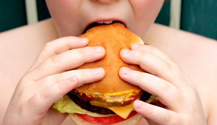 Las respuestas cerebrales de los niños ante los alimentos varía dependiendo su peso. Foto: Getty Images