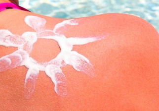 Dermatólogos advierten sobre los peligros de la nueva tendencia "Sunburn art" que busca crear diseños en el cuerpo a través de la exposición al sol. Foto: Getty Images