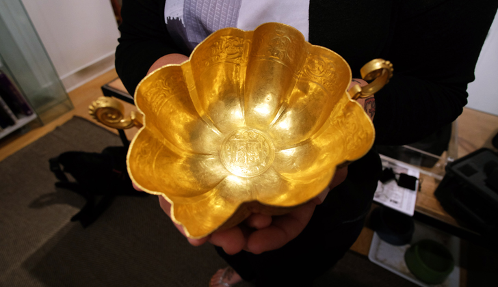 Este cáliz de oro forma parte de las piezas que será subastadas. Foto: Jewel Samad - AFP.
