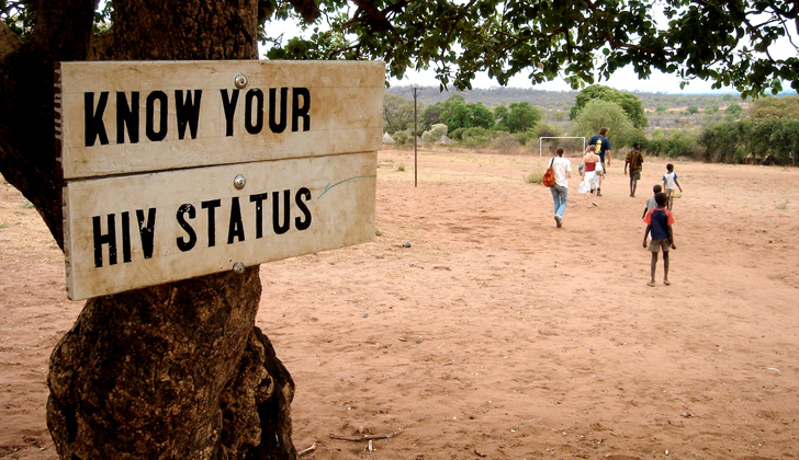"Infórmate sobre tu estado de VIH", reza un cartel en el pueblo de Simonga, Zambia. África es el territorio que más sufre con el VIH debido a los graves problemas sociales y culturales. Foto: Jon Rawlinson.