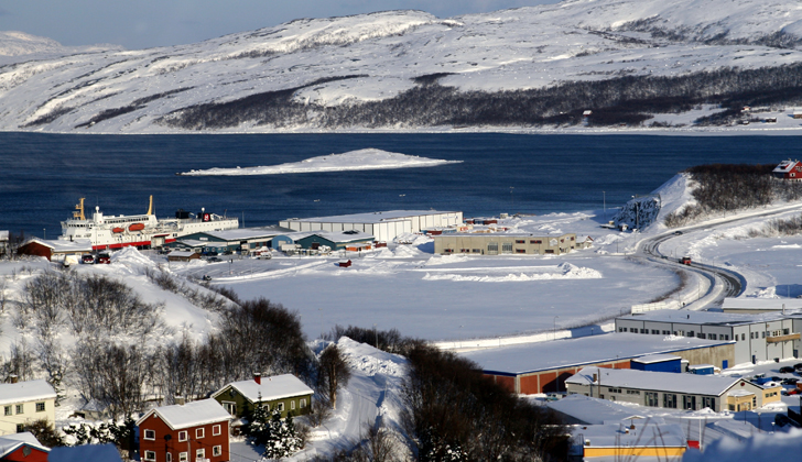 Kirkenes, el pueblo noruego que está viendo un tránsito de refugiados sirios. La temperatura media anual es de 2°C y está situado al este del país, vecino a Finlandia. Foto: Wikimedia Commons. 