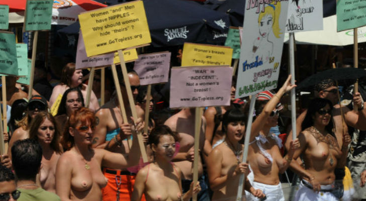 Hubo decenas de actos parecidos que se celebraron en más de sesenta ciudades alrededor del mundo, bajo la consigna del Día de los Pechos Desnudos.