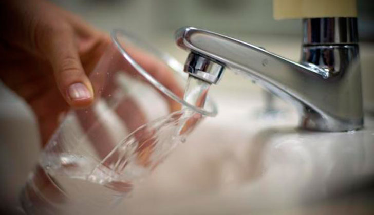 Beber agua antes de las comidas podría ser la clave para bajar de peso. Foto: AFP