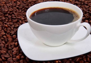 Beber café podría aumentar las posibilidades de sobrevivir al cáncer de intestino. Foto: EFE
