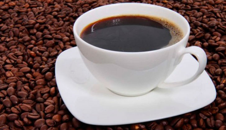 Beber café podría aumentar las posibilidades de sobrevivir al cáncer de intestino. Foto: EFE