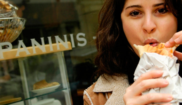 Comer mientras se camina puede favorecer el sobrepeso. Foto: Getty Images
