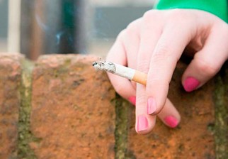 Reino Unido quiere prohibir fumar en algunas zonas al aire libre.