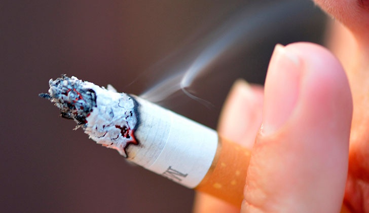 Fumar podría influir en la caída de cabello. Foto: Getty Images