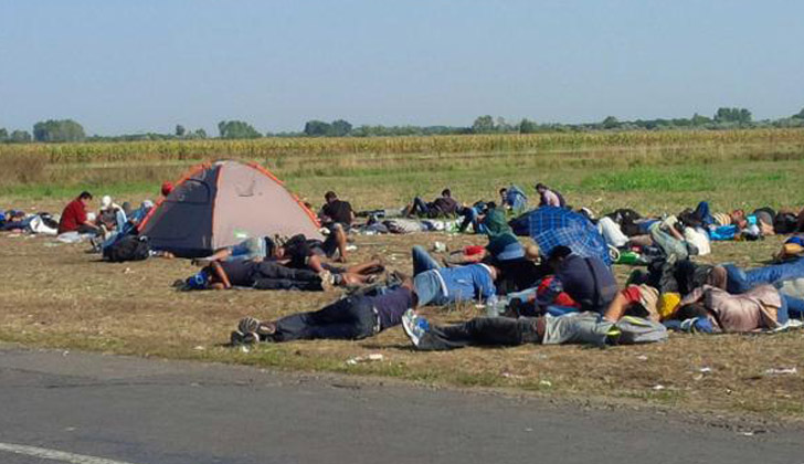 Inmigarntes esperan hasta 7 horas en los "puestos de contención" en Hungría para ser atendidos por autoridades. Foto: Arwa Damon ‏@arwaCNN.