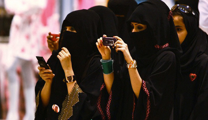 Mujeres vistiendo la "burka". Foto: Tribes of the World. 