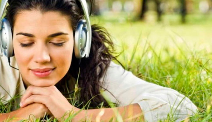 Escuchar música durante la cirugía reduce el dolor y la ansiedad. Foto: EFE