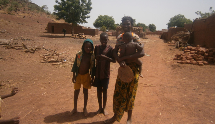Una madre con sus dos hijos en Burkina Faso, África. Foto: Kathryn Grace.