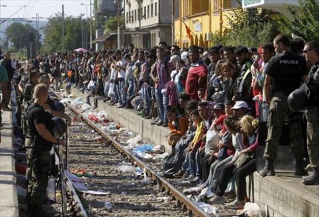 gevgelija-sur-macedonia-miles-refugiados-esperan-tren-que-les-permita-cruzar-macedonia-br-llegar-serbia-para-luego-pasar-frontera-con-hungria-donde-erige-una-prolongada-valla-1440359093830