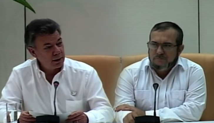 Timochenko (der) junto a Juan Manuel Santos. Fotos: Captura vídeo TeleSurTV. 