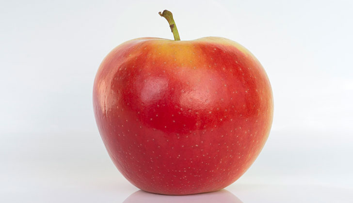  ¿Por qué es mejor consumir la manzana con cáscara?. Foto: AFP