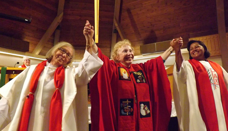 Algunas confesiones, como el Anglicanismo, ordenan mujeres y hombres en posición de sacerdotes por igual. Foto: judyabl.files.wordpress.com. 