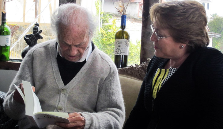 El año pasado, en el centenario de Parra, la Presidenta chilena Michelle Bachelet lo visitó en su residencia. 