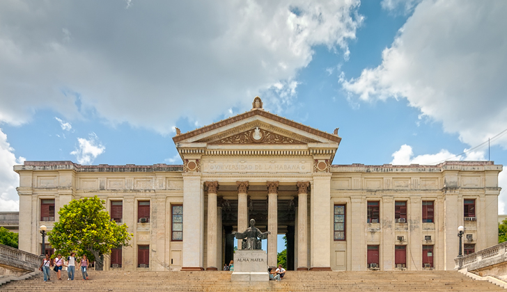 Frontispicio de la Universidad de La Habana, Cuba. Foto: Wikimedia Commons. 