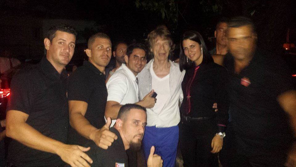 Jagger con el personal del famoso bar. Foto: www.facebook.com/SangriLaBarRestaurantClub