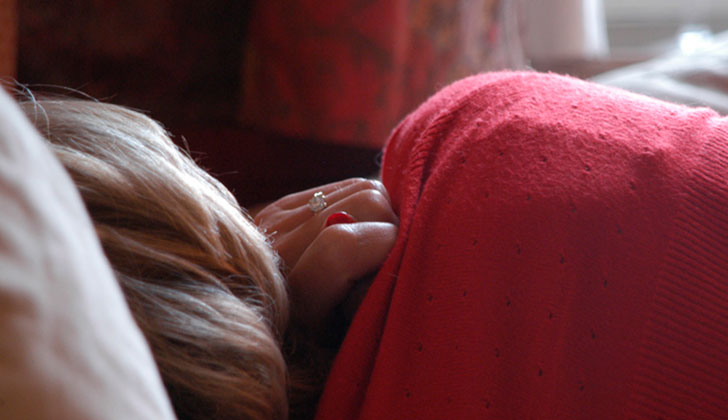 La apnea del sueño podría aumentar el riesgo cardíaco en las mujeres. Foto: Pixabay