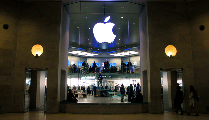Apple Store en el Carrousel du Louvre, en París, Francia. Foto: Wikimedia Commons. 