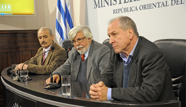 Ministros Eduardo Bonomi (cen.) y Ernesto Murro (der.), junto a subdirector nacional de Policía, Raúl Perdomo. Foto: Presidencia del Uruguay. 