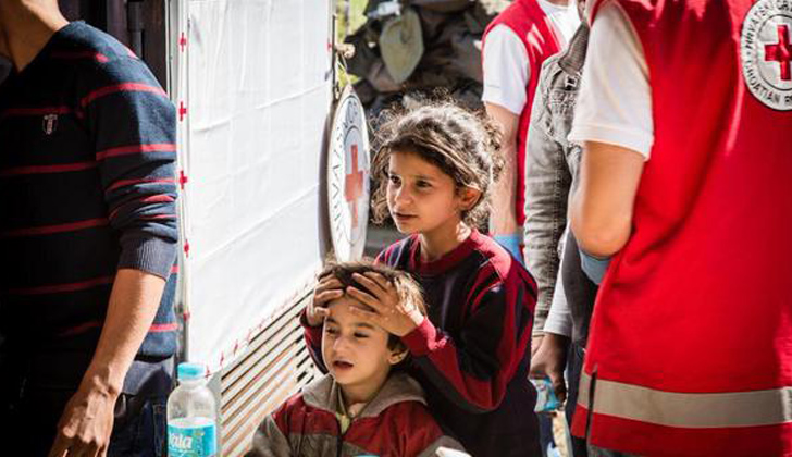 Niños refugiados recién llegados a Croacia. Foto: Cruz Roja internacional. 