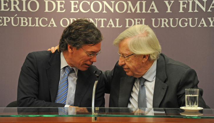 Danilo Astori (der) junto a su asesor Martín Vallcorba. Foto: Presidencia del Uruguay.