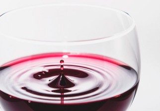 Una copa de vino tinto con la cena podría favorecer a los diabéticos . Foto: Pixabay