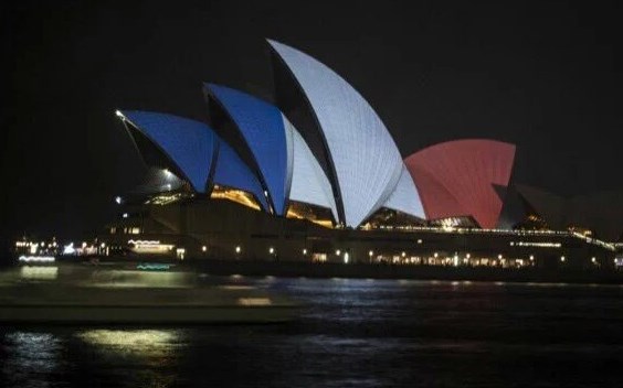 El Teatro de la Ópera de Sidney también se solidarizó con París.