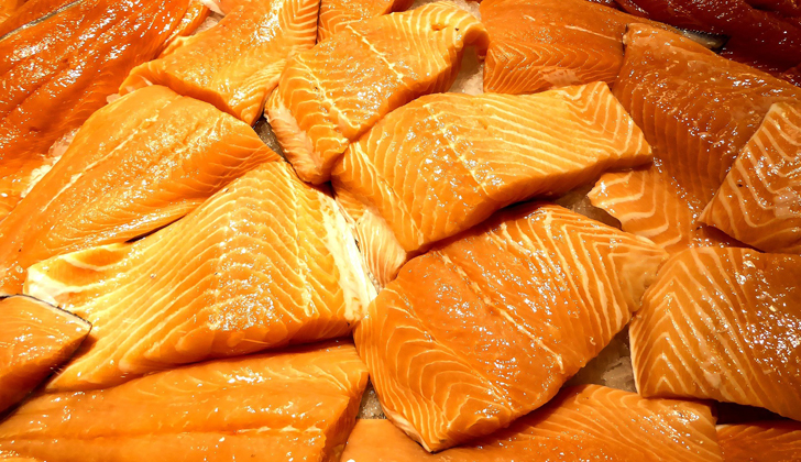 El salmón en su ambiente natural obtiene ese característico color, que en el caso de los criados en granjas para consumo industrial o humano, se les da con tintes artificiales. Foto: Pixabay. 
