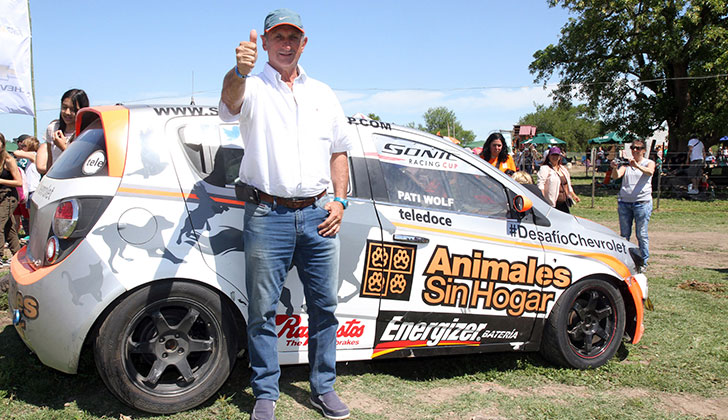 Gustavo Zerbino completa el Desafío Chevrolet para ayudar a la organización Animales Sin Hogar. 