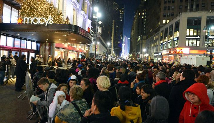 En Estados Unidos, miles de personas acampan la noche anterior al "viernes negro" con el fin de ingresar primeros a las tiendas y acaparar las mejores ofertas. Foto: AFP archivo /Stan Honda.