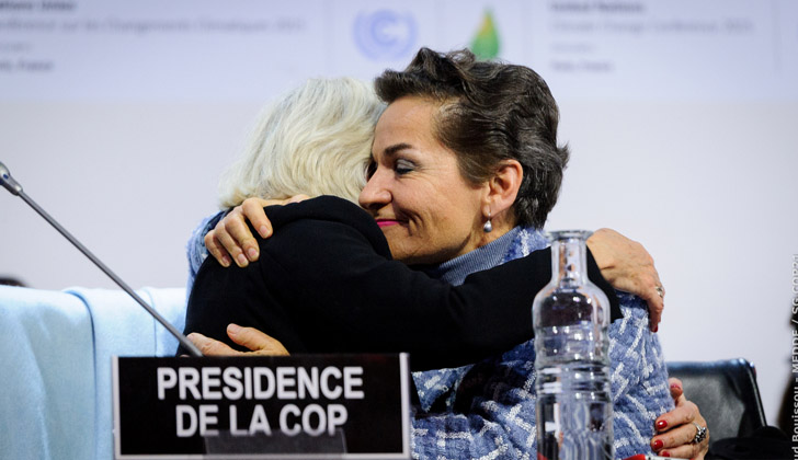 Christiana Figueres se da un abrazo con Laurence Tubiana, embajadora de Francia en la cumbre del clima de París tras el acuerdo. Foto: COP21. 