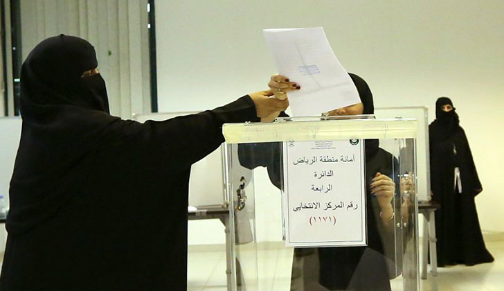 Las mujeres votaron por primera vez en Arabia Saudita y una candidata resultó electa . Foto: AFP