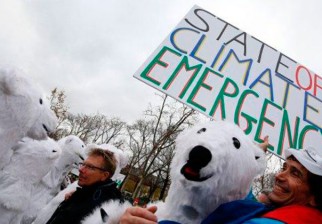 Greenpeace: "Este es el final de la era de los combustibles fósiles". Foto: AFP