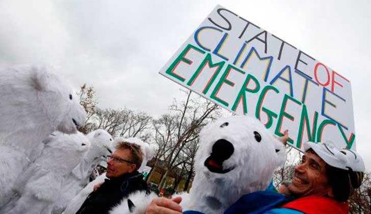 Greenpeace: "Este es el final de la era de los combustibles fósiles". Foto: AFP