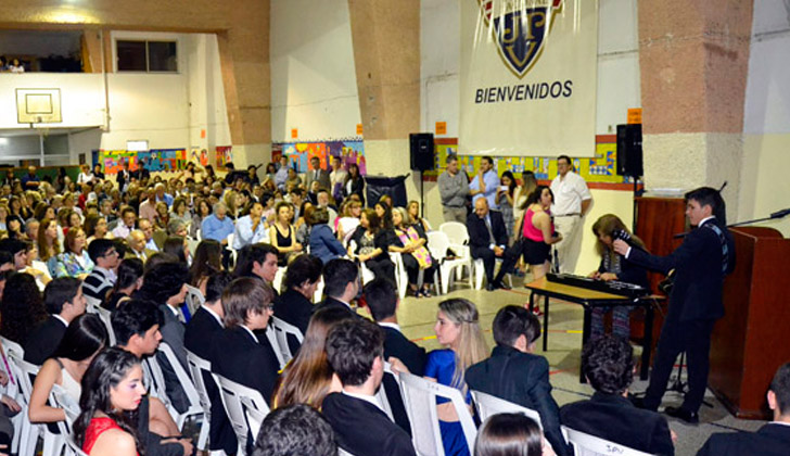 Imagen de una actividad en el gimnasio del Colegio José Pedro Varela. 