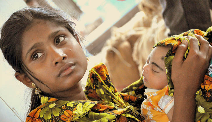 Una mejor de edad cuida de su recién nacido en Dhaka, Bangladesh. Más del 10% de las niñas que viven en países en desarrollo son forzadas a casarse con hombres antes de cumplir los 15 años de edad y, una de cada tres, antes de los 18 años. Foto: Sam Nasim. 