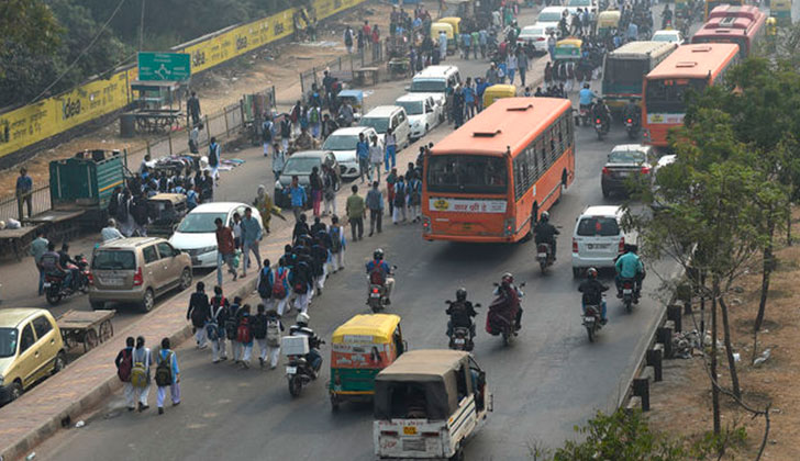 Nueva Delhi estrena restricción de autos para bajar contaminación. Foto: AFP