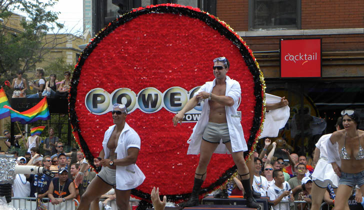 Durante los últimos 19 sorteos anteriores –desde el 4 de noviembre último- nadie había logrado acertar los números clave. Foto: desfile publicitario del Powerball.