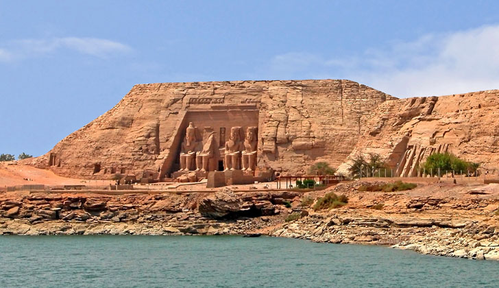 Los templos de Abu Simbel, frente al lago Nasser. 