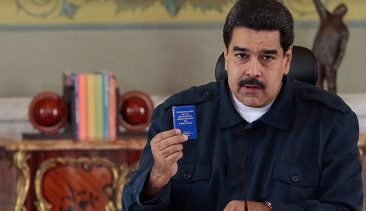 Maduro, sosteniendo en su mano una copia miniatura de la Constitución Política de Venezuela. Foto: Blog de Nicolas Maduro. 