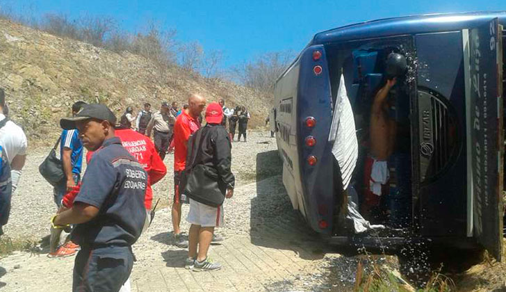"Fue un accidente enorme, grandísimo, pero con mucha suerte" dijo el presidente de Huracán tras el vuelco del ómnibus del plantel. Foto: EFE