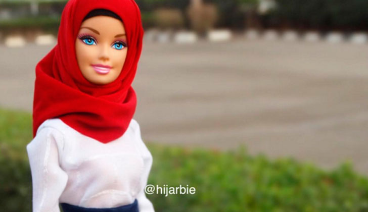 Una joven musulmana crea la primera Barbie con hiyab.