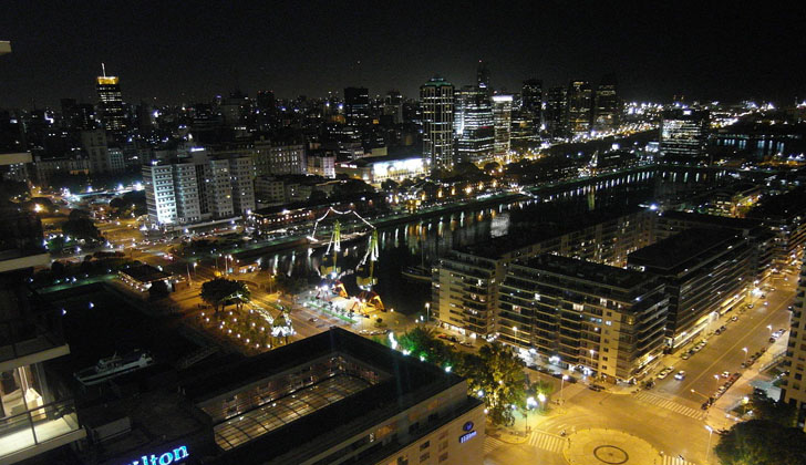 Buenos Aires, de noche. Foto: Wikimedia Commons. 