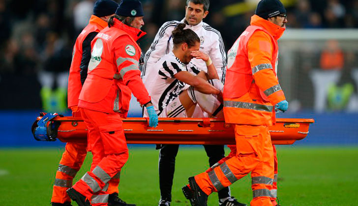 Cáceres se lesionó en Italia y tendrá varios meses de recuperación. Foto: AFP