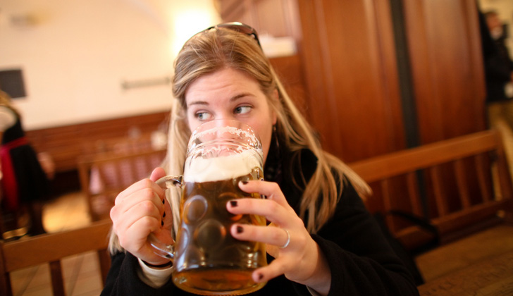 Una joven bebe cerveza en Hofbrauhaus, Munich, Alemania. Foto con fines ilustrativos: Ashley Deason.