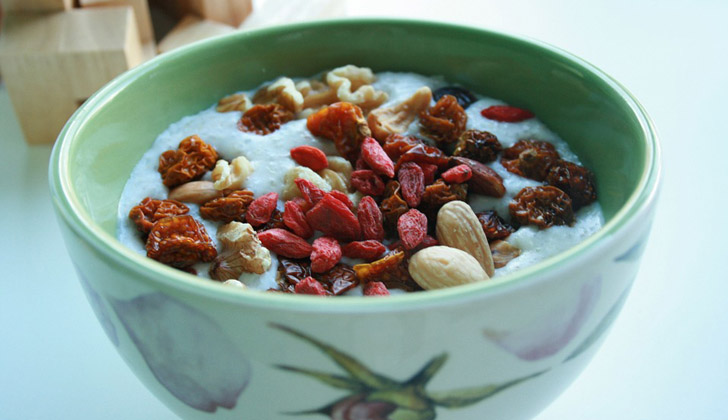 Las bayas, cereales como avena o arroz, frutos secos y decenas de otros alimentos naturales son altos en fibra. Foto: Pixabay. 